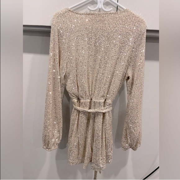 Saints & Hearts Champagne Sequin Long Sleeve Belted Wrap Romper Size L - Picture 5 of 6